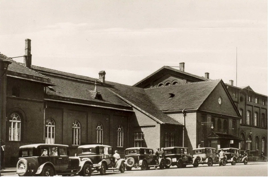 Budynki dworca okoo roku 1940. Przed dworcem takswki.
